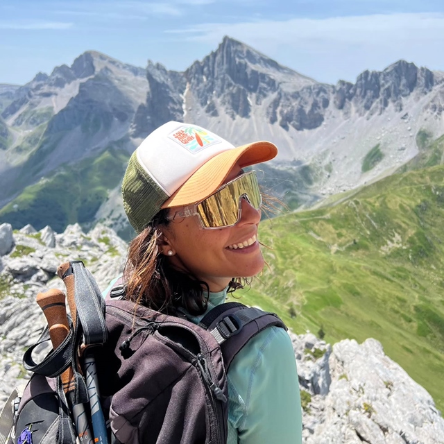 Mountains, sunshine, and a smile that says it all. Mathilde @pasaian embodies pure joy, freedom, and that outdoor spirit we live for. One last climb before the season ends — laughter, warm wind, and endless horizons. 💛 #mountains #outdoor #hikingadventures #nature